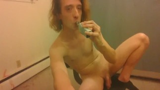 Трансгёрл голая в одних носках вейпит и кашляет