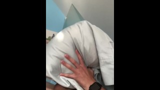 Красавчик из колледжа пытается горбатую подушку
