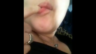 Слизываю сливочный сок киски из глубины моей киски