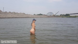 Girl bathes naked in the river and masturbates on the shore
