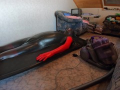 Training im Vakuumbett mit Handschuhen