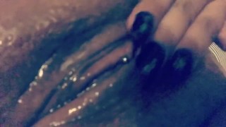 PuertoRican Mami brincando com sua buceta super molhada com piercing