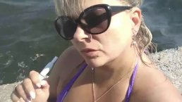 Курящий фетиш на пляже. Большие крупным планом