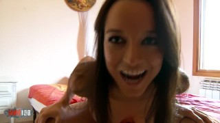 Une Star Du Porno Brune Faisant Un Strip-Tease En Live Webcam