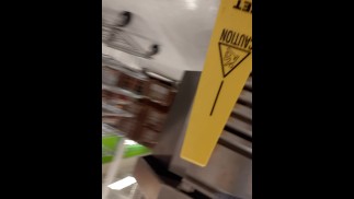 Под юбкой Без Трусиков На Публике