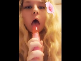 Кэлли сосет фаллоимитатор девственницы Марии, демонстрируя свои ноги!