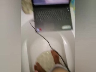 Мустурбирует, наблюдая за тем, как 2 лесбиянки трахают друг друга на моем ноутбуке.