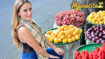 MamacitaZ - Super Hot vendedor de frutas colombiana monta una polla como una estrella porno