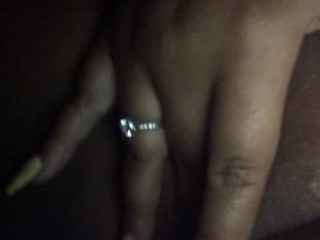 Толстая мокрая киска играет