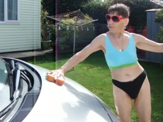 SEXY!!! Lavando o Carro com Uma Tanga Black e Sutiã Esportivo Azul ... Olhe Meu Corpo!