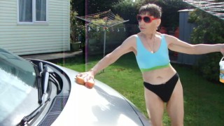 SEXY!!! Auto wassen in een Black string en blauwe sportbeha... Kijk naar mijn lichaam!