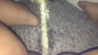 在床底下撒尿，这样爸爸就不会发现
