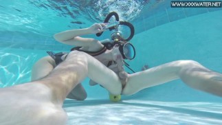 Минни Манга сосет и трахается в бассейне