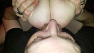 Fick meine Muschi. An meinen Titten lutschen