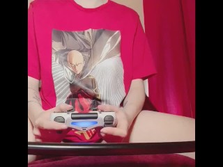 Gamer Meisje Masturbeert in one Punch Man Shirt Spelen AC Syndicate