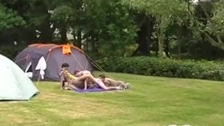 Trio anale all'aperto con ragazzi scout magri
