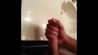 Amateur latino acariciando polla sin cortar para gotear corrida en el baño