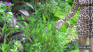 Hot Asian Girl shows off her beautiful garden and pee stream (Kylie_NG)