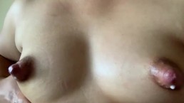 Lait éjacule seins de 23 ans