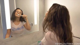 大奶熟女琪琪业余早晨例行公事在浴室