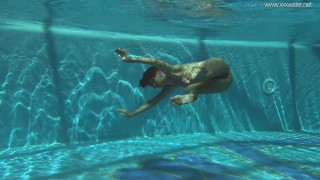 Irina Russaka toont sexy lichaam onder water