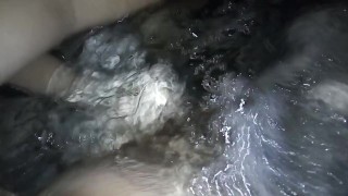 Masturbazione con la mano nella vasca idromassaggio in pubblico - 2GdI
