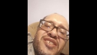 在他的阴户深处有一个振动器
