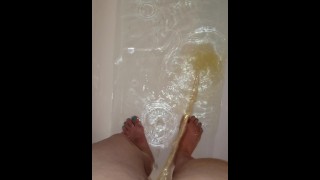 자신의 목욕 물에 노란색 서 아침 오줌