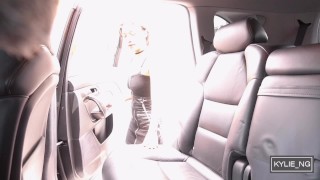 可爱的亚洲女孩在车上抚弄她剃光的骚屄直到高潮 (KYLIE_NG)