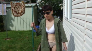 Sexy schoonmaken in mijn tuin in man's shirt en sexy lingerie... Aan Weed trekken!