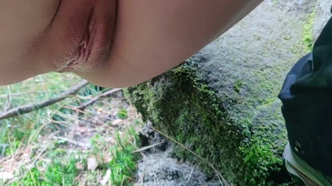 Cute 18 anos fazendo xixi na floresta