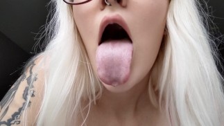 性感的近距离嘴巴恋物癖和吐泡泡