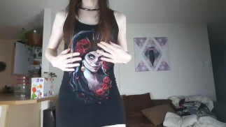 Готическая девушка раздевается для вас - и у нее есть секрет