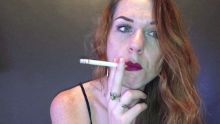 Fumer En Portant Un Fétichisme Du Rouge À Lèvres