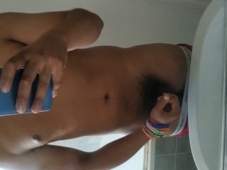 Ранняя утренняя эрекция - просто пришлось подрочить ;)