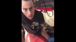 尿布男孩在摩托车上的小便尿布中射精