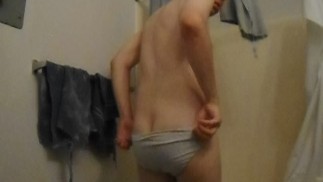 光滑的娘娘腔 Femboy 脱衣裤和炫耀内裤
