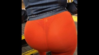  Mira a través de leggings naranjas en la estación de tren