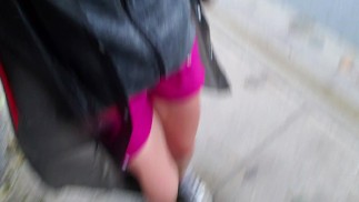 在溪流中撒尿。湿脚