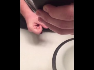 Masturbação Solo no Banheiro