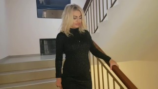 在假期与陌生人公开他妈的热金发女郎