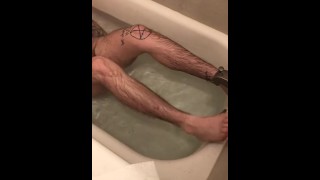 Chico trans masturbándose, cumming, y meando en la bañera 