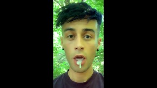 伙计们离开后，我曾经在嘴里玩他们的精液 - 吞下了 2 个负载