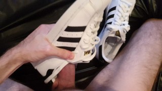 4K - Masturberen met Adidas Superstars totdat ik binnen klaarkom