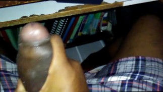 Мой член, покрытый смегмой, должен выстрелить горячей спермой