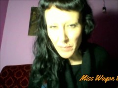Miss Wagon Vegan Fetish - accendo la sigaretta con il lumino di padre pio