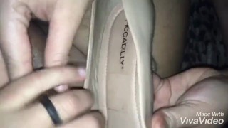 Gozando nos sapatos da rainha para corno lamber