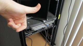 Aventuras de rack de servidor de US$ 15 - Parte 1 (VLOG) - Switch netgear de 24 portas