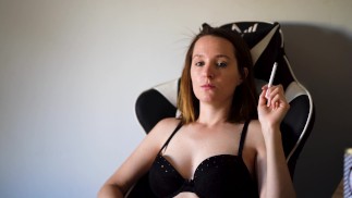 Sitzen und eine Zigarette genießen