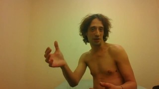 Transgirl Topless Pokazująca Blokujące Kciuki